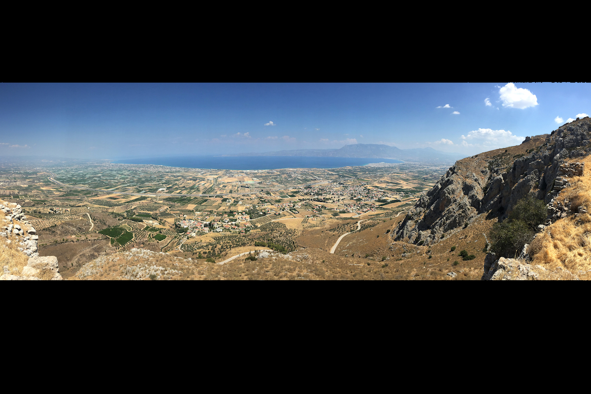 El hombre y el mar
La conexi&oacute;n de la ciudad de Corinto con el mar Mediterr&aacute;neo es tan &iacute;ntima hoy como lo era hace m&aacute;s de tres milenios atr&aacute;s, cuando fue fundada, precisamente por su posici&oacute;n estrat&eacute;gica como puerto comercial. Esta vista panor&aacute;mica tomada desde las alturas de Acrocorinto muestra la planicie donde se sit&uacute;a la ciudad en primer t&eacute;rmino, y tras ella el Golfo de Corinto, brazo de mar que conecta la ciudad con el Mediterr&aacute;neo y donde se situaba el puerto de Lechaio, principal nodo de conexi&oacute;n de la pujante urbe con las rutas mar&iacute;timas de la Antig&uuml;edad. El proyecto que se desarrolla sobre el &ldquo;Edificio de las &Aacute;nforas P&uacute;nicas&rdquo; pretende explorar esta &iacute;ntima relaci&oacute;n entre Corinto y el Mediterr&aacute;neo en una &eacute;poca de esplendor que termin&oacute; abruptamente hacia el final del siglo V a.C. en el curso de las Guerras del Peloponeso que enfrentaron a Atenas con Esparta, Corinto y sus aliados.